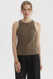 Polera peto mujer verde olivo sin estampa con cuello redondo y tejido rib ajuste ceñido y cómodo para estilo casual