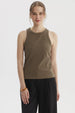 Polera peto mujer verde olivo sin estampa con cuello redondo y tejido rib ajuste ceñido y cómodo para estilo casual