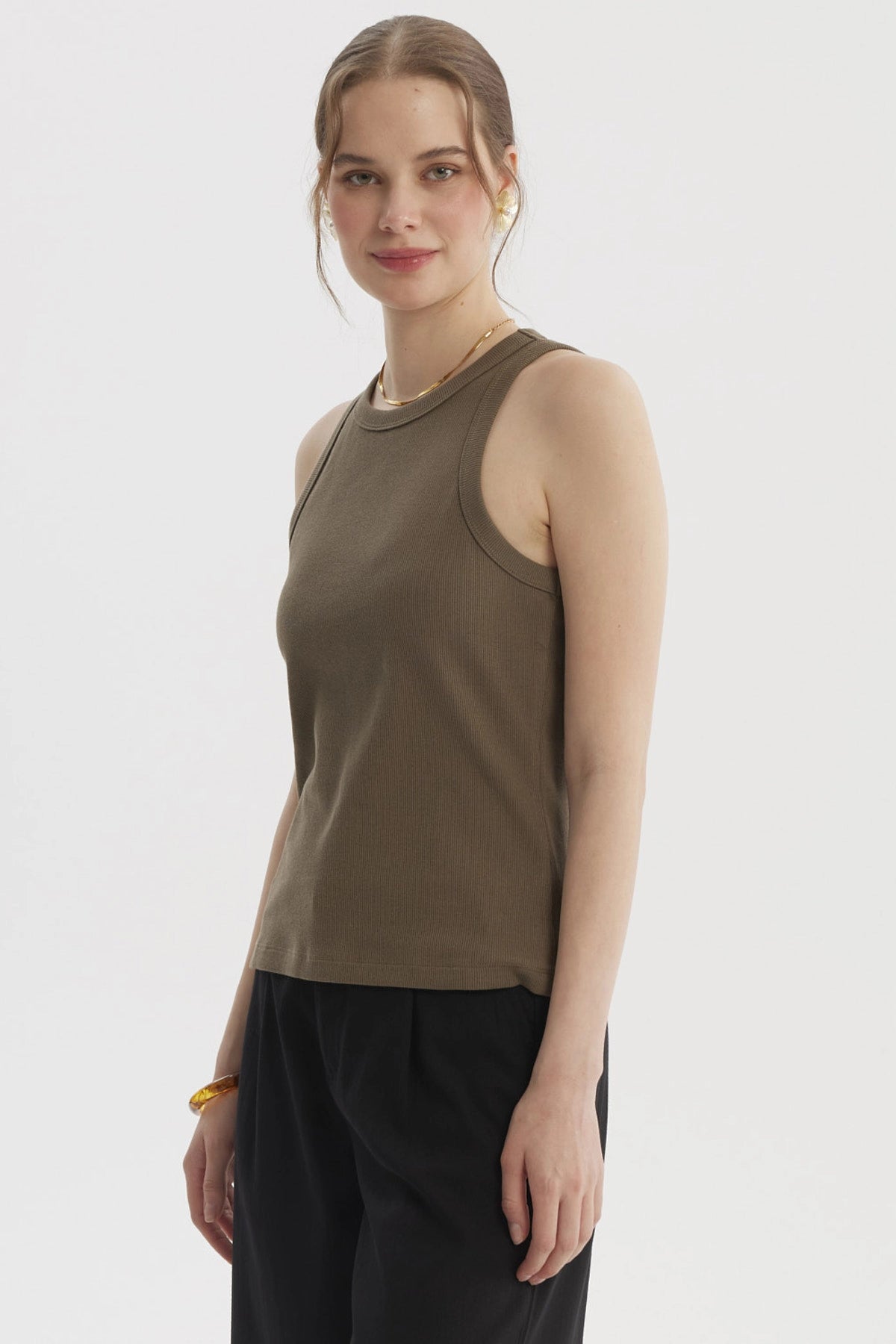 Polera peto mujer verde olivo sin estampa con cuello redondo y tejido rib ajuste ceñido y cómodo para estilo casual
