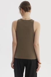 Polera peto mujer verde olivo sin estampa con cuello redondo y tejido rib ajuste ceñido y cómodo para estilo casual
