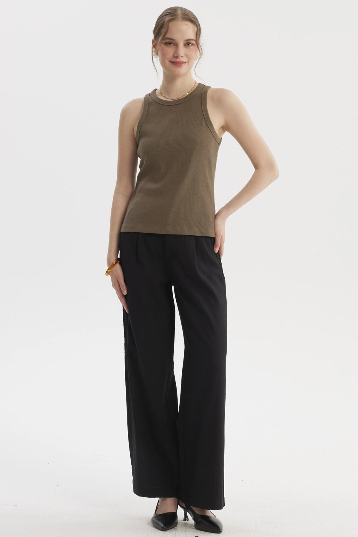 Polera peto mujer verde olivo sin estampa con cuello redondo y tejido rib ajuste ceñido y cómodo para estilo casual