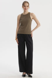 Polera peto mujer verde olivo sin estampa con cuello redondo y tejido rib ajuste ceñido y cómodo para estilo casual