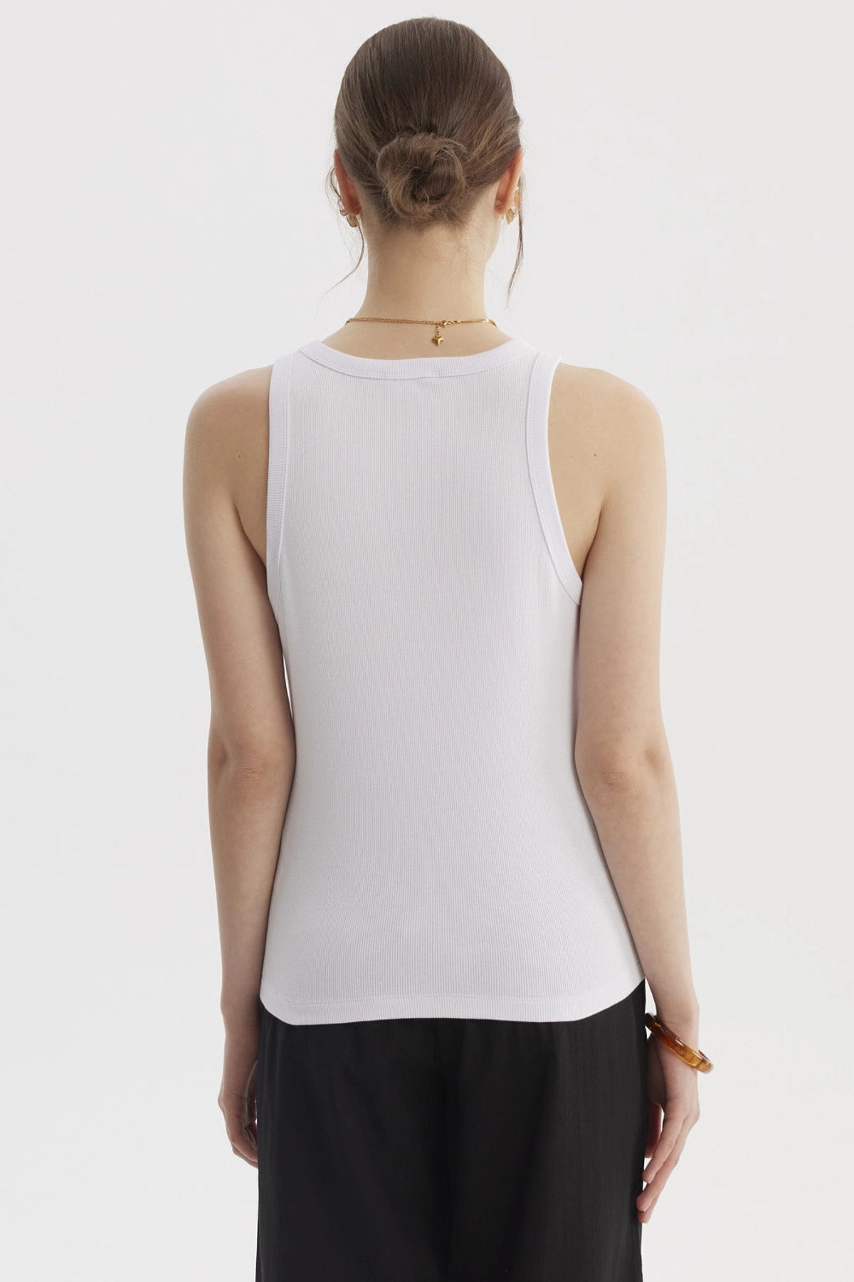 Polera peto mujer blanco básico sin estampa corte ajustado y cuello redondo diseño liso ideal para el día a día