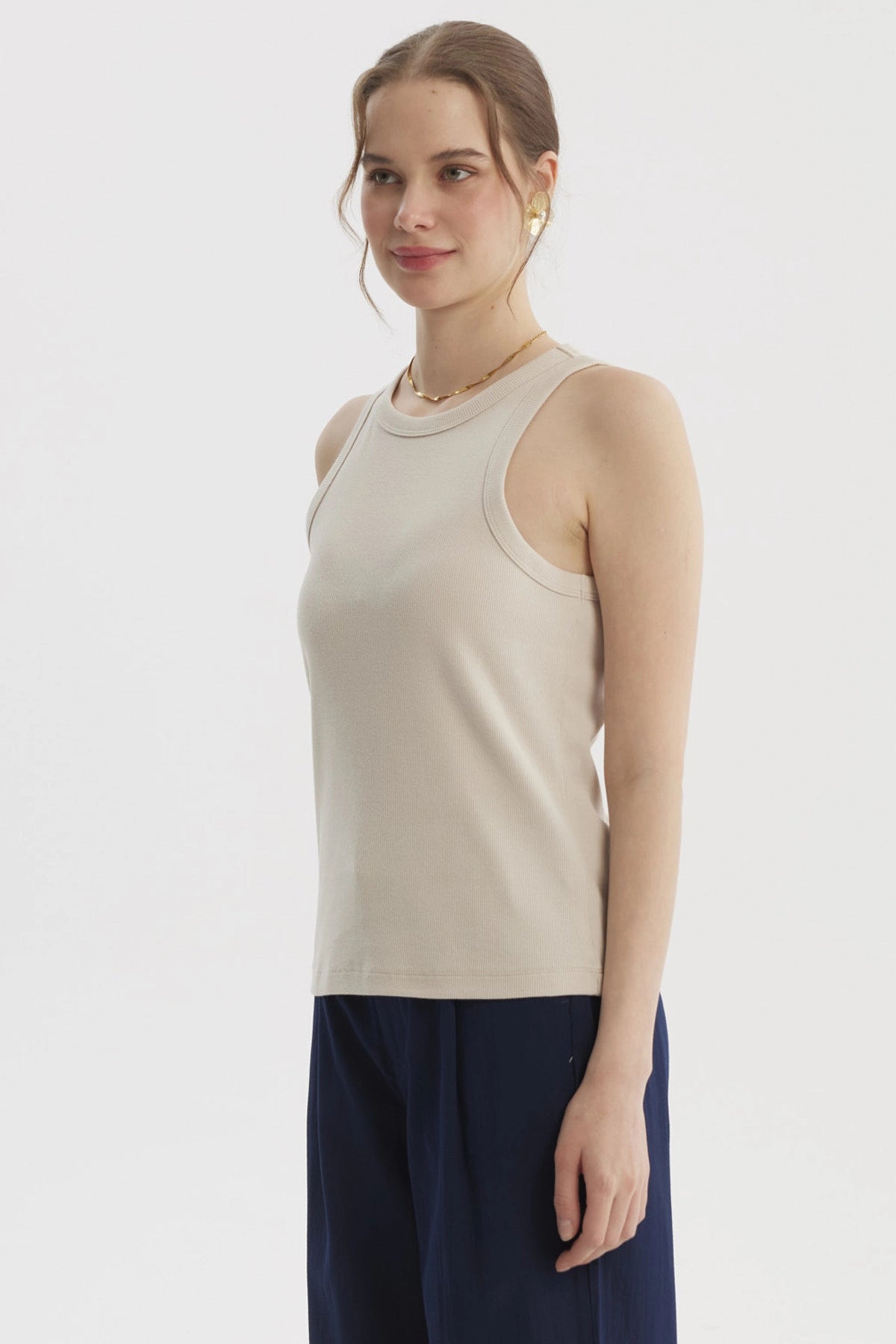 Polera peto mujer color arena diseño liso sin estampas de corte ajustado con textura de canalé visible