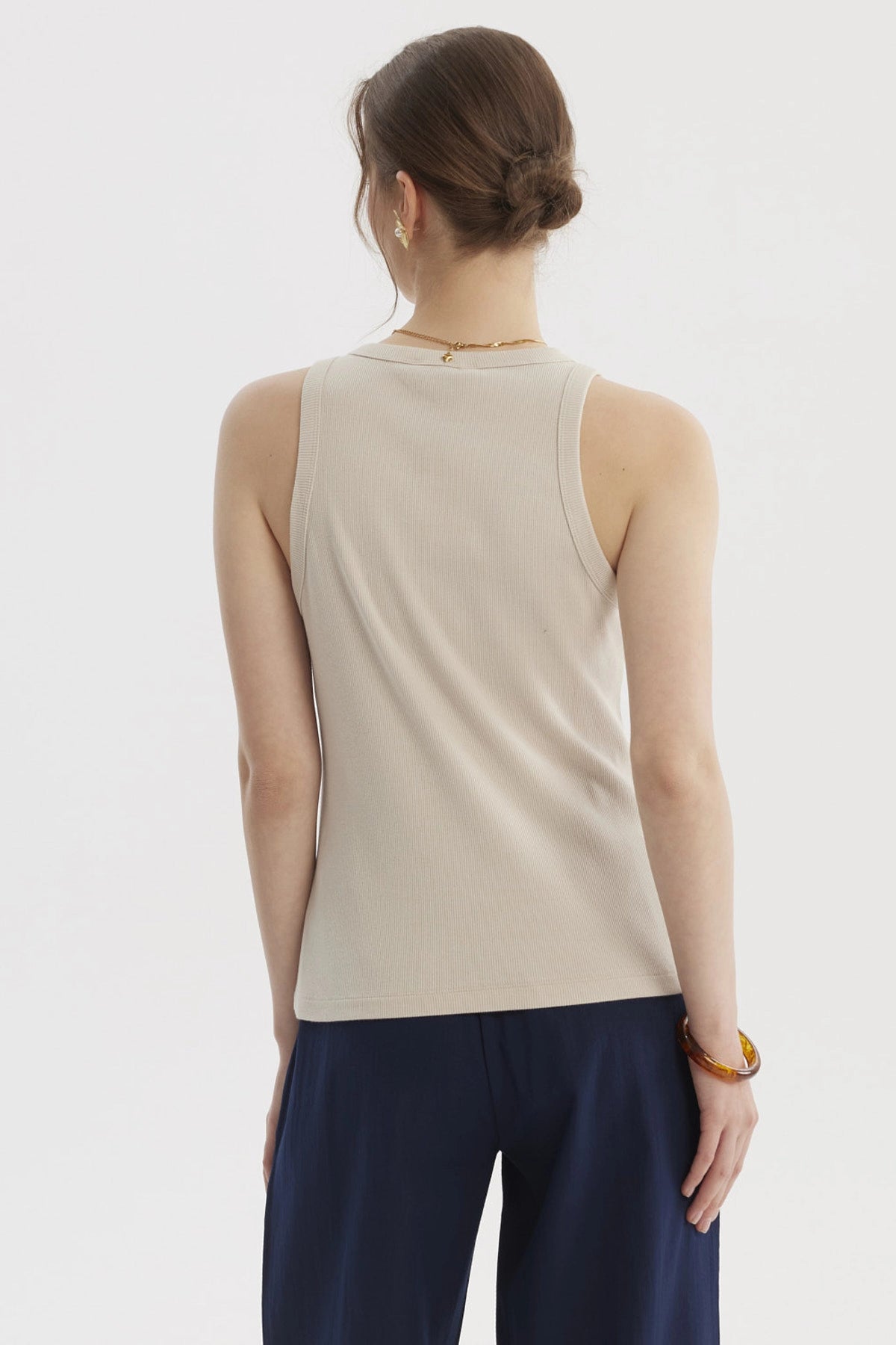 Polera peto mujer color arena diseño liso sin estampas de corte ajustado con textura de canalé visible