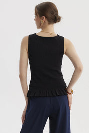 Blusa negra sin mangas con textura panal y vuelo en el bajo prenda lisa elegante para combinar con todo