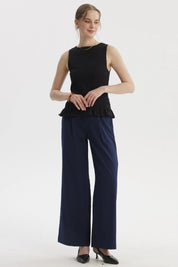 Blusa negra sin mangas con textura panal y vuelo en el bajo prenda lisa elegante para combinar con todo