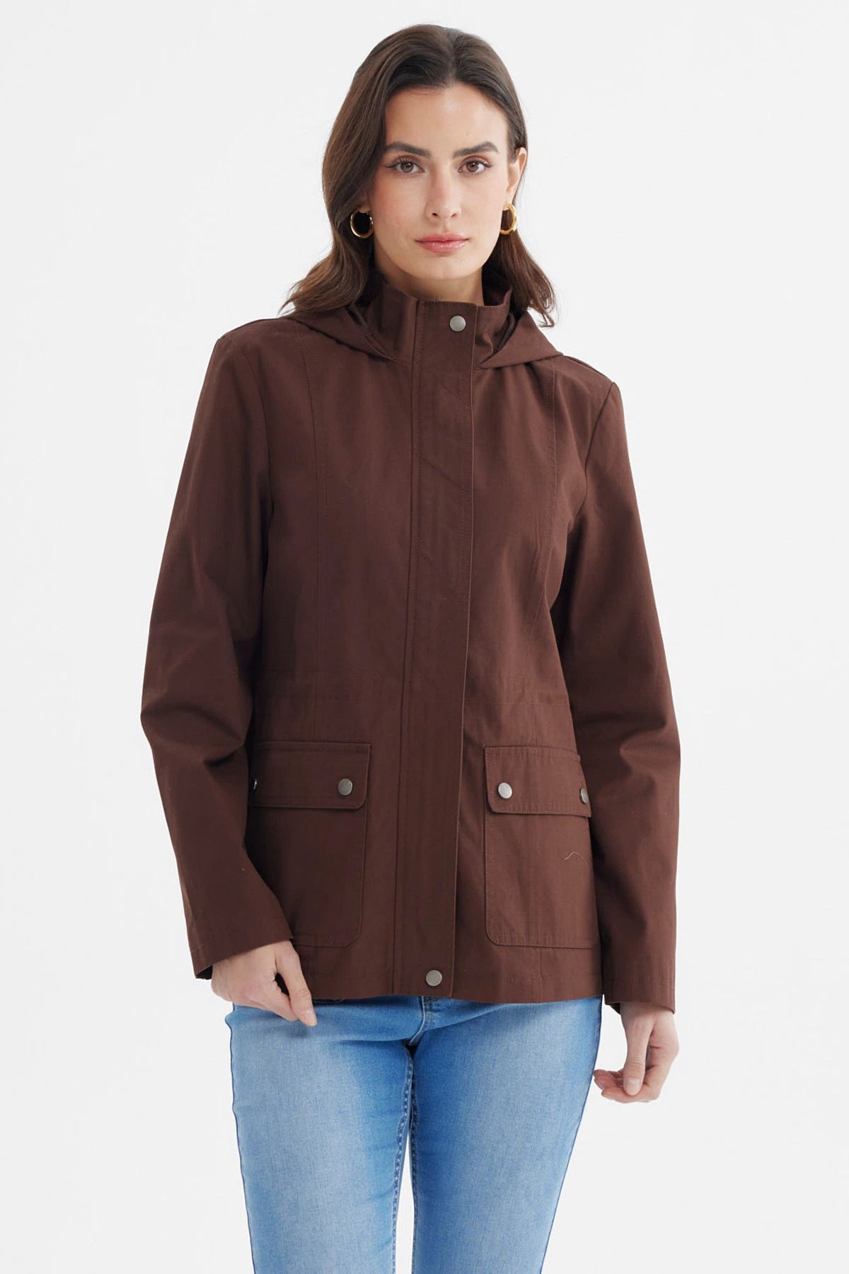 Chaqueta chocolate de algodón con gorro lisa cierre frontal y bolsillos con solapa a presión