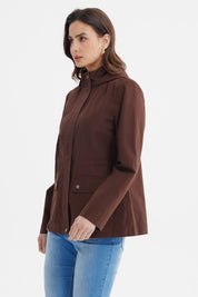 Chaqueta chocolate de algodón con gorro lisa cierre frontal y bolsillos con solapa a presión