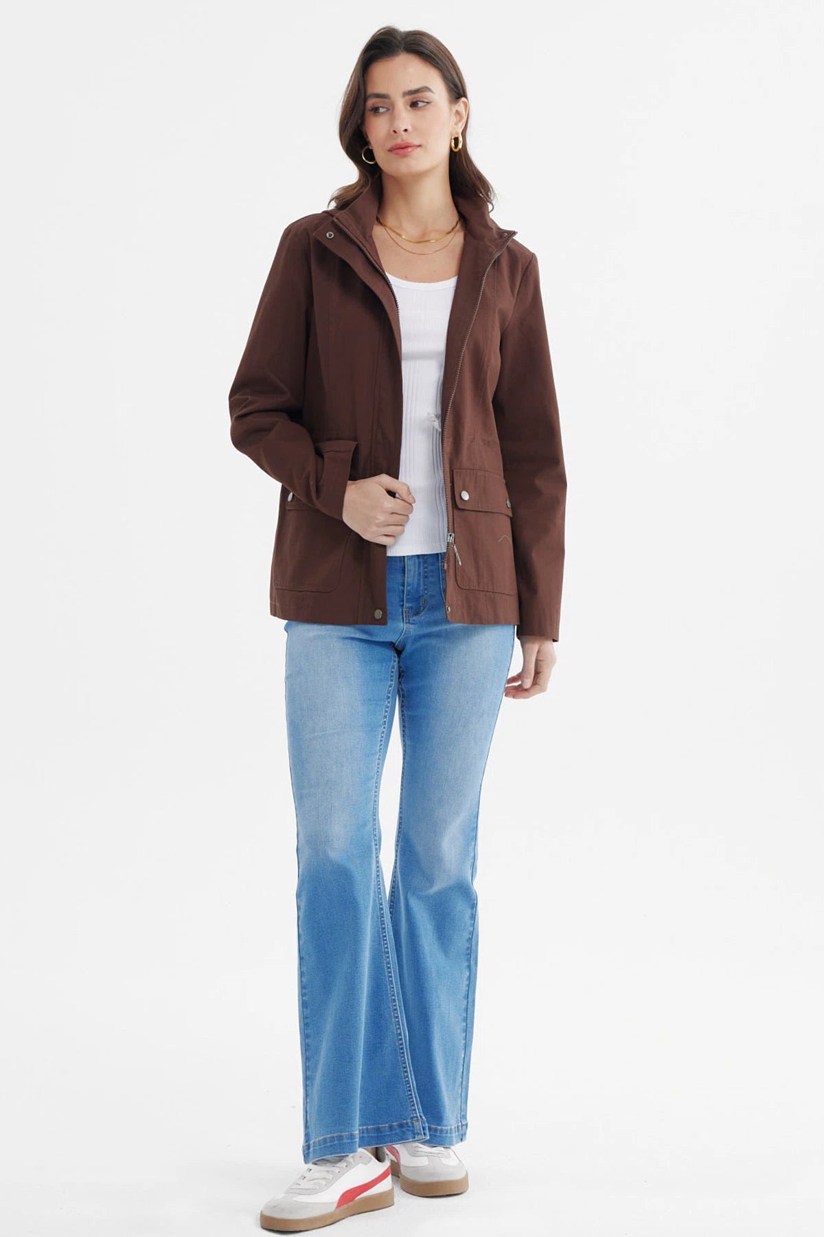 Chaqueta chocolate de algodón con gorro lisa cierre frontal y bolsillos con solapa a presión