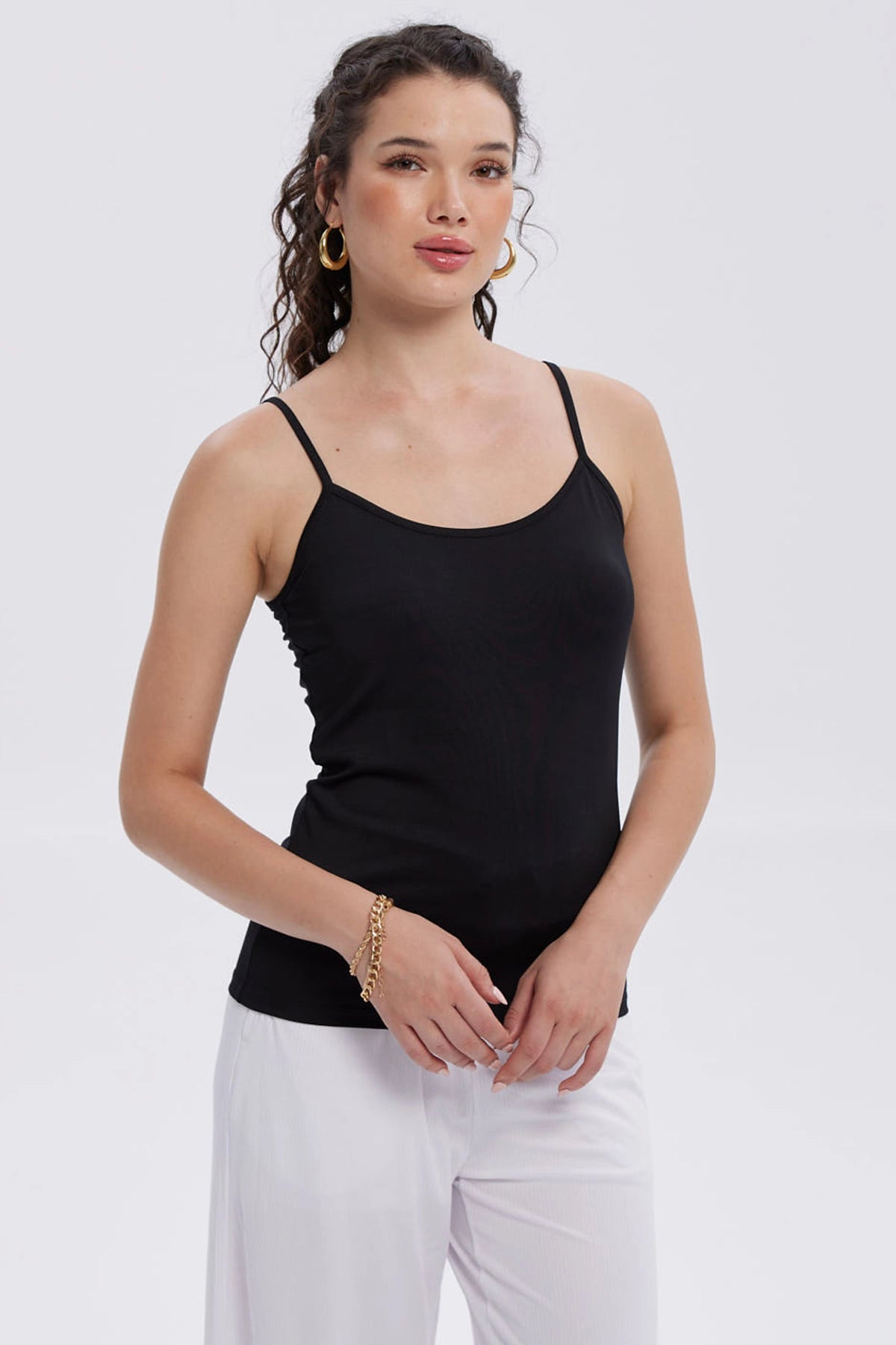 Peto de mujer negro con tirantes finos y diseño liso