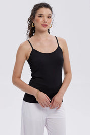 Peto de mujer negro con tirantes finos y diseño liso