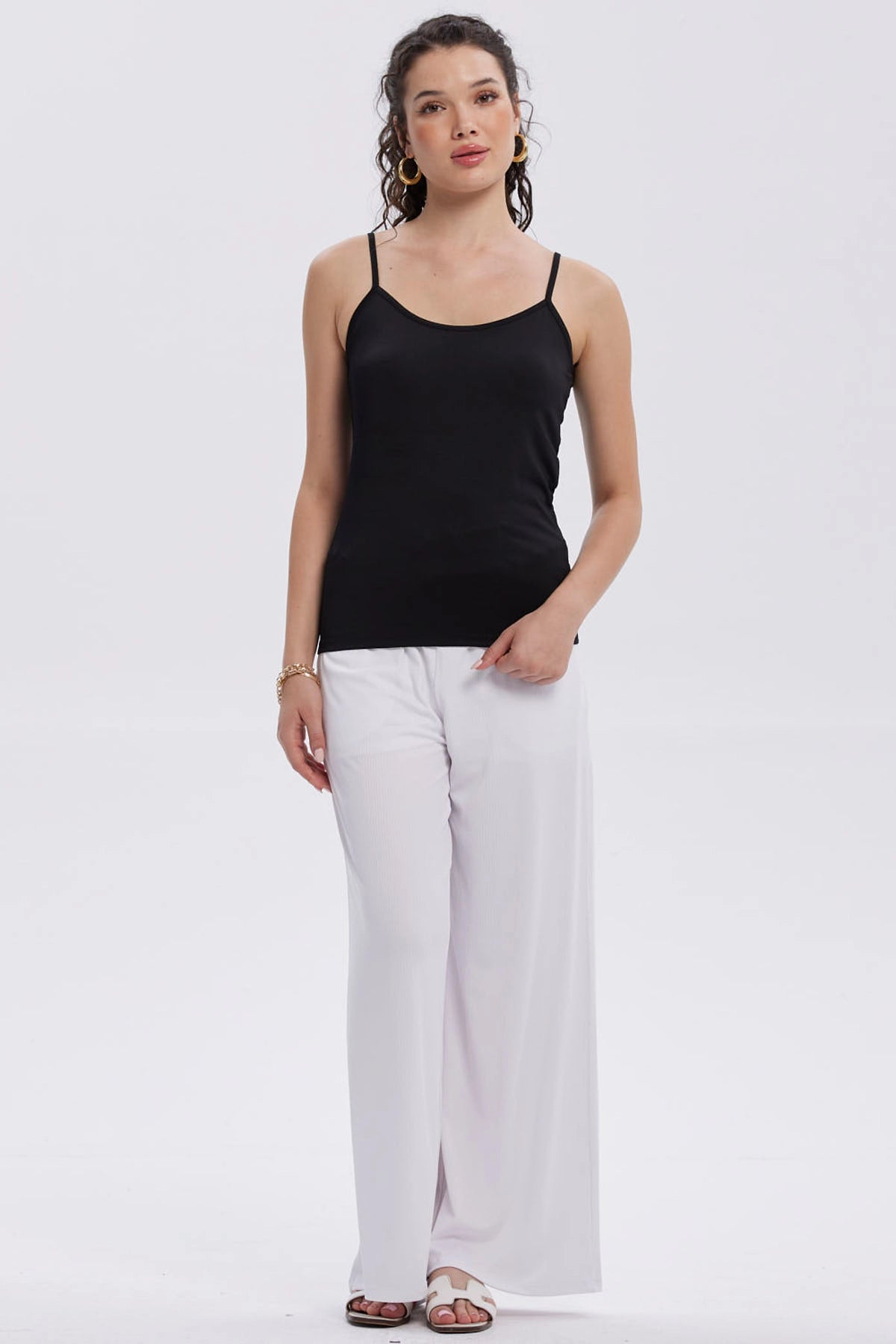 Peto de mujer negro con tirantes finos y diseño liso