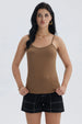 Peto liso café claro para mujer con tirantes finos y ajuste ceñido