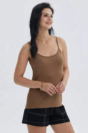 Peto liso café claro para mujer con tirantes finos y ajuste ceñido