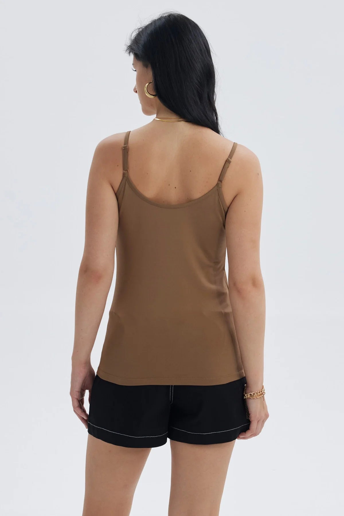 Peto liso café claro para mujer con tirantes finos y ajuste ceñido