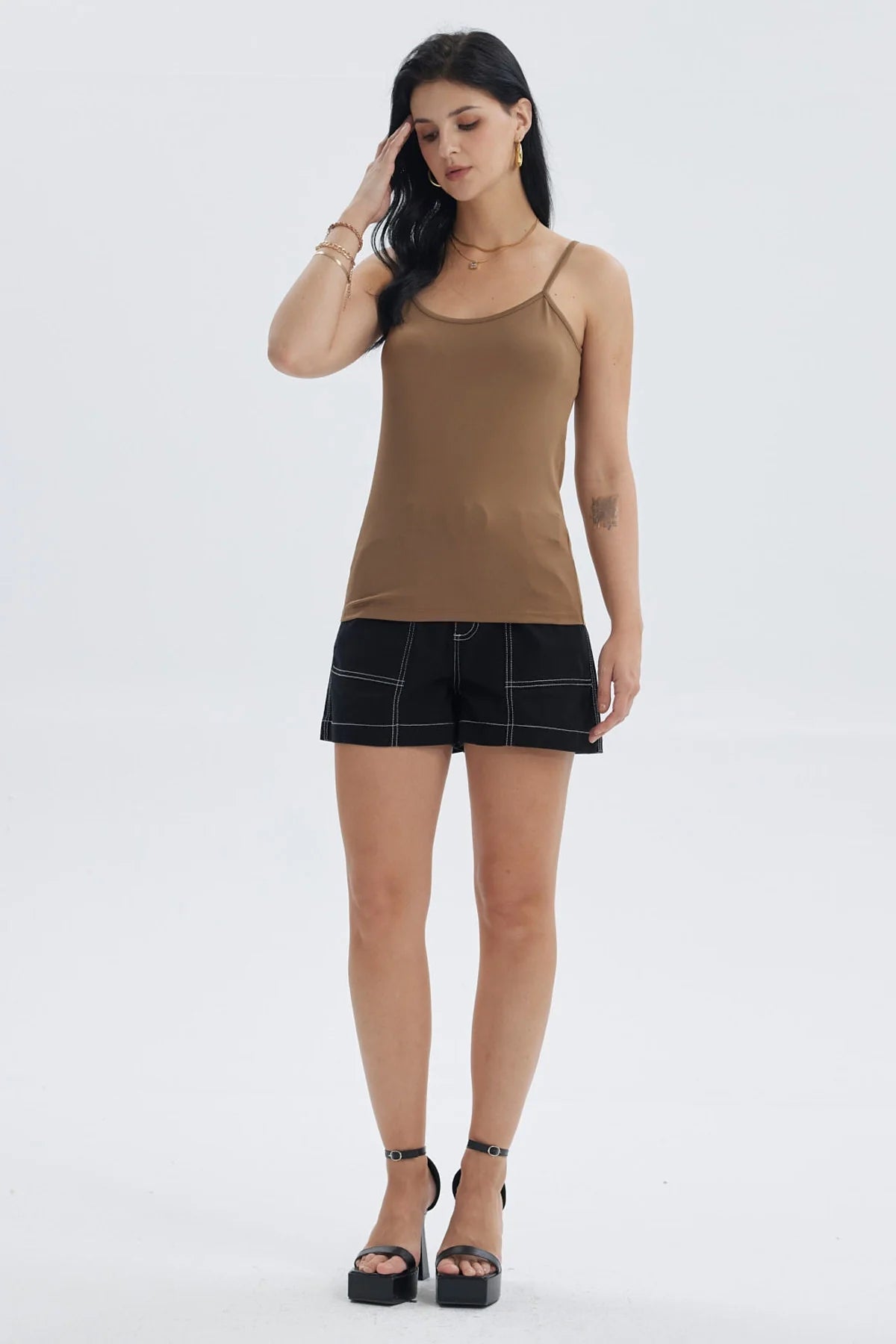 Peto liso café claro para mujer con tirantes finos y ajuste ceñido