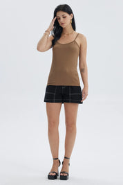 Peto liso café claro para mujer con tirantes finos y ajuste ceñido