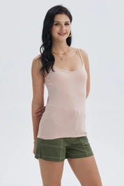 Peto de mujer palo rosa con tirantes delgados y diseño liso