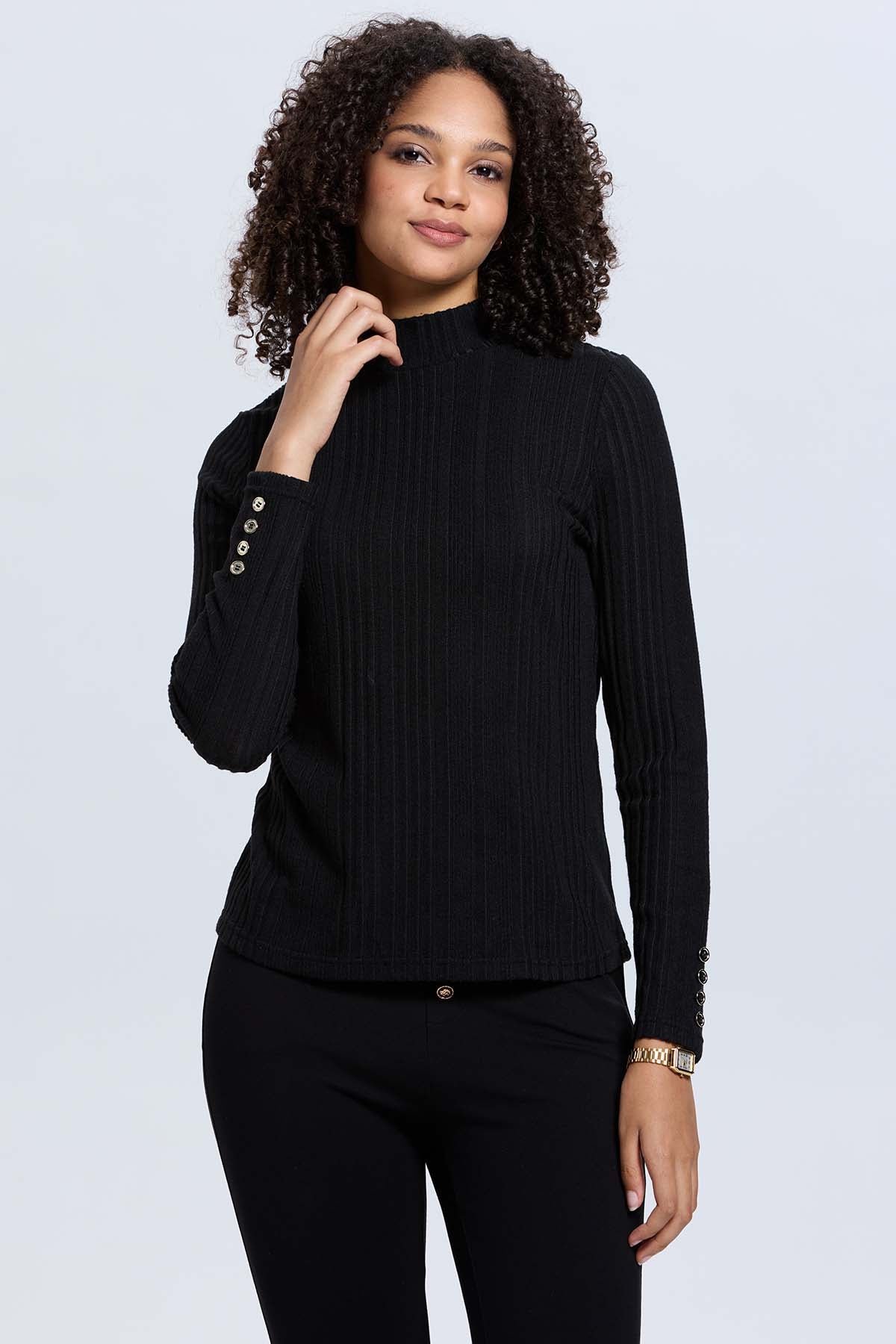 Polera mujer negra de rib lisa con diseño clásico y elegante.