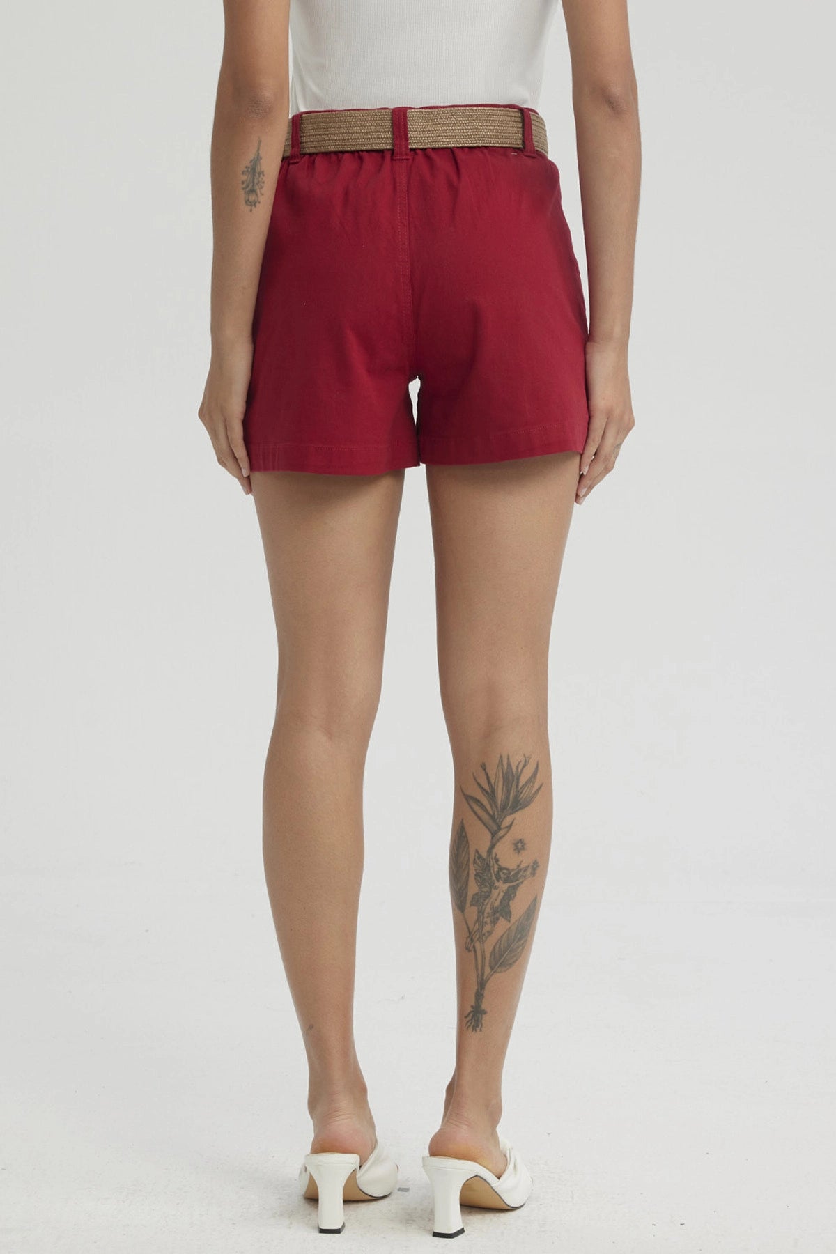 Short Mujer Con Cinturón Rojo Oscuro