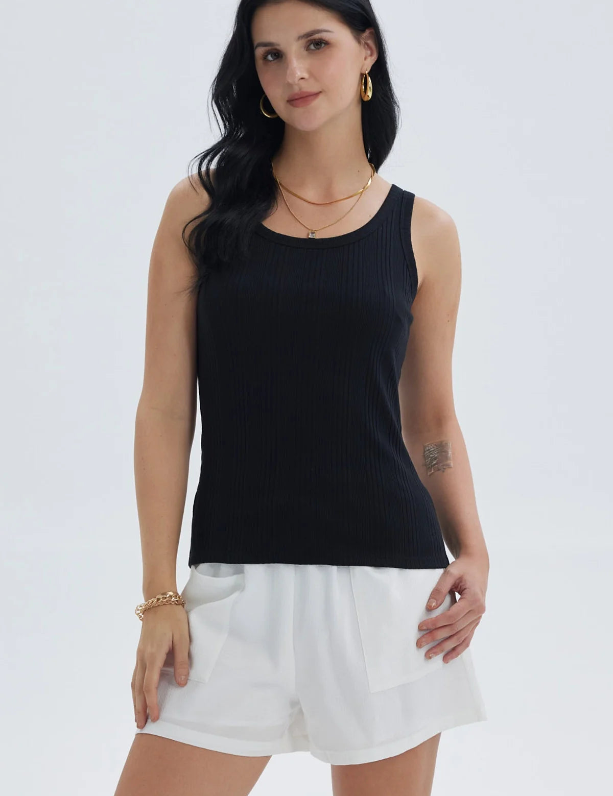 Polera negra de mujer sin mangas con diseño rib y cuello redondo