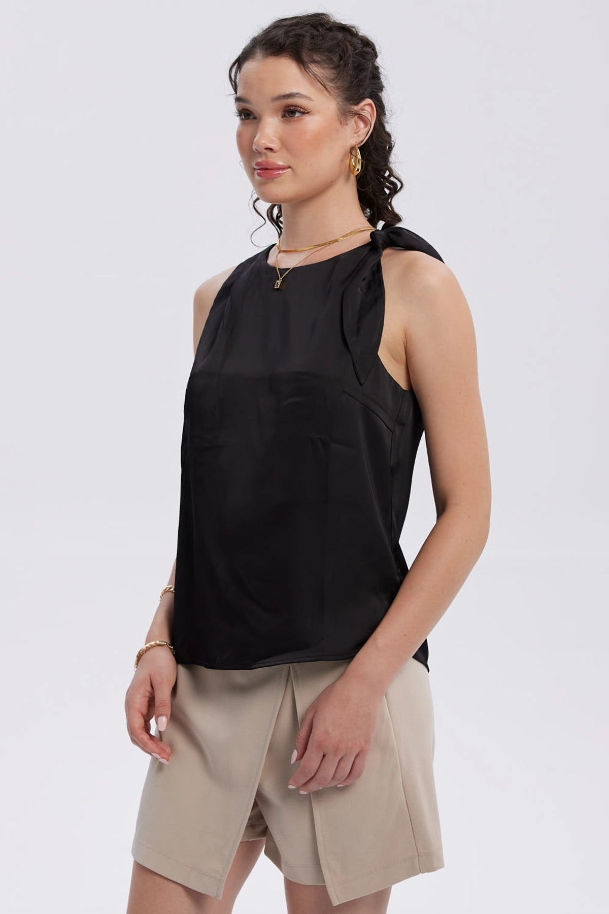 Blusa Mujer Satinada Aplicación Nudo Negro