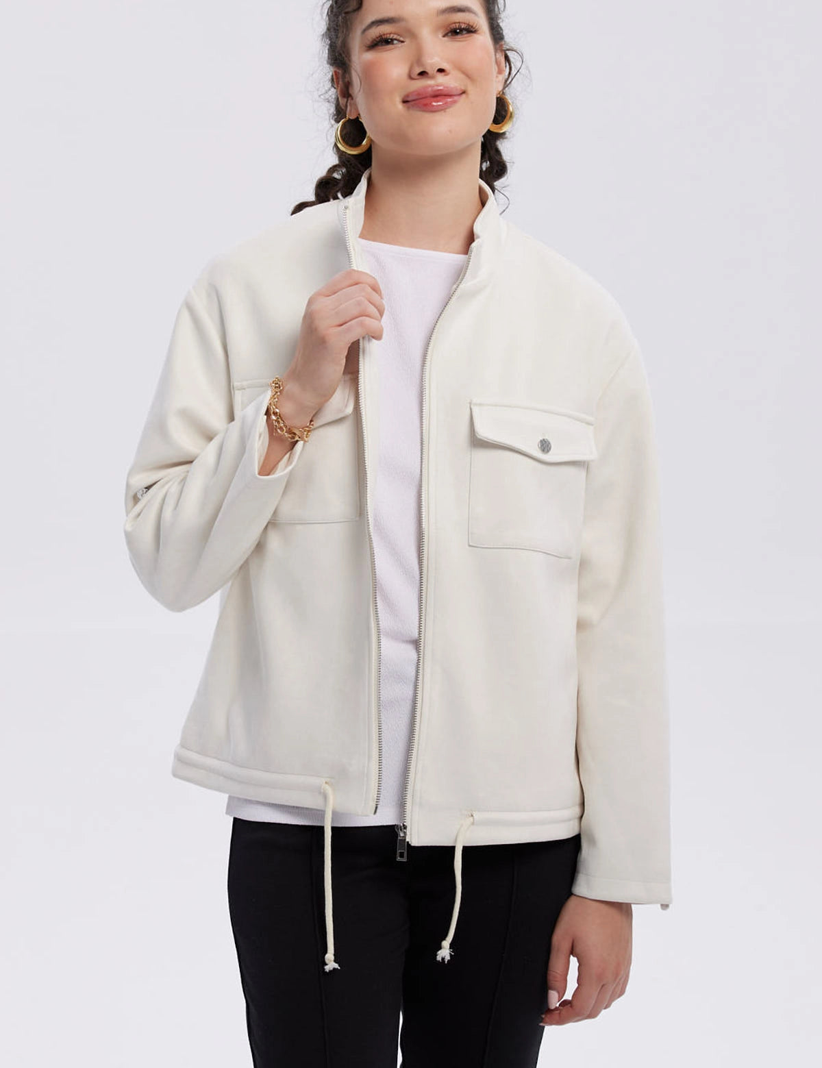 Chaqueta mujer color crema con bolsillos y cierre frontal