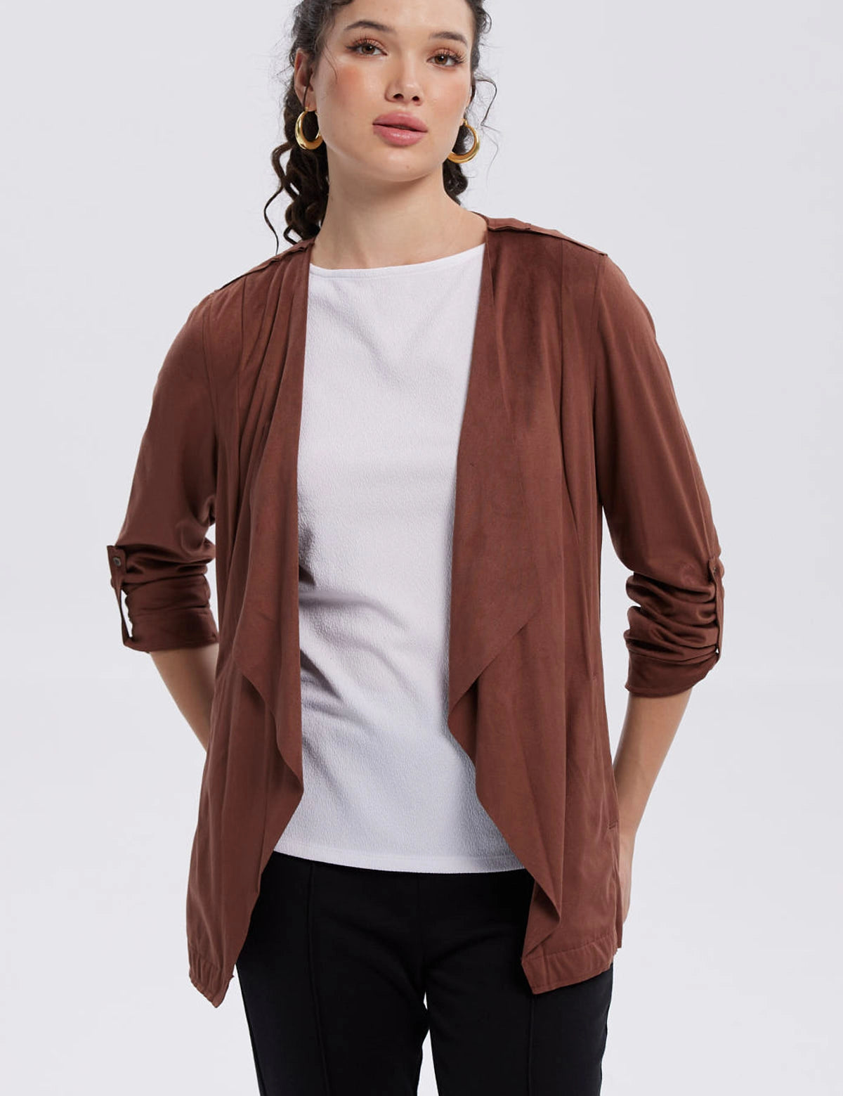 Chaqueta de mujer café oscuro con diseño abierto y mangas ajustables