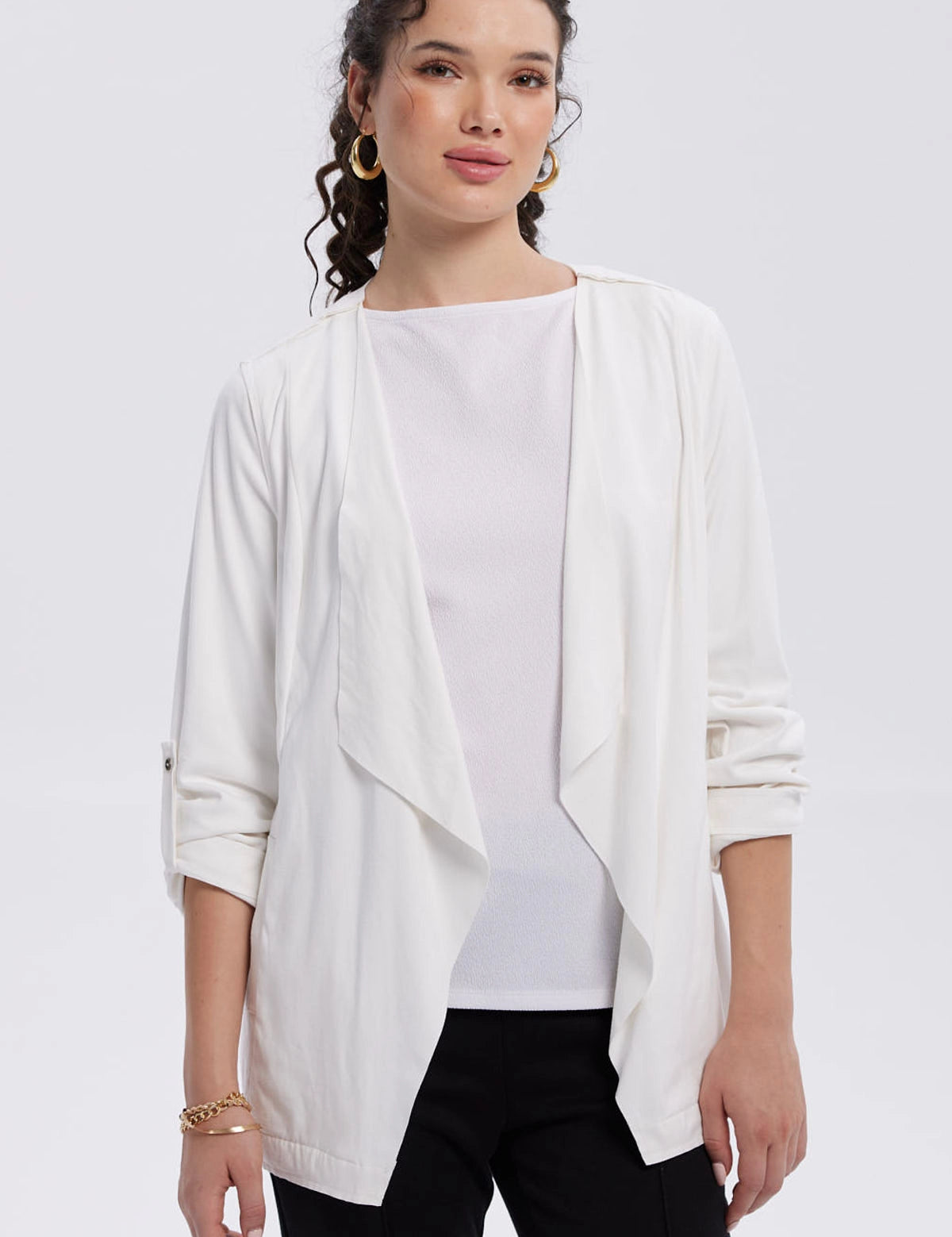 Chaqueta de mujer color crudo con diseño abierto y mangas largas