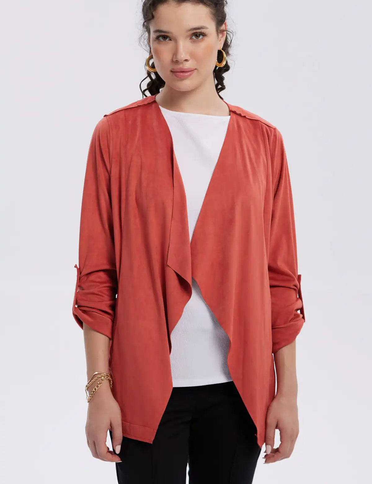 Chaqueta mujer color terracota con diseño abierto y mangas tres cuartos