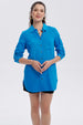 Blusa azul claro para mujer con botones y manga larga doblada