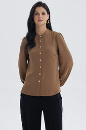 Blusa de mujer café claro con manga ancha y botones frontales