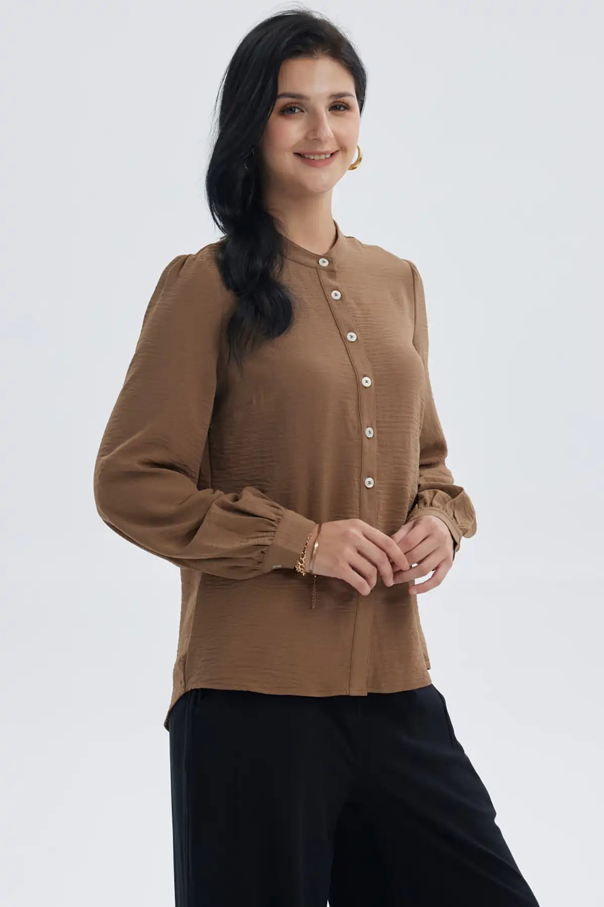 Blusa de mujer café claro con manga ancha y botones frontales