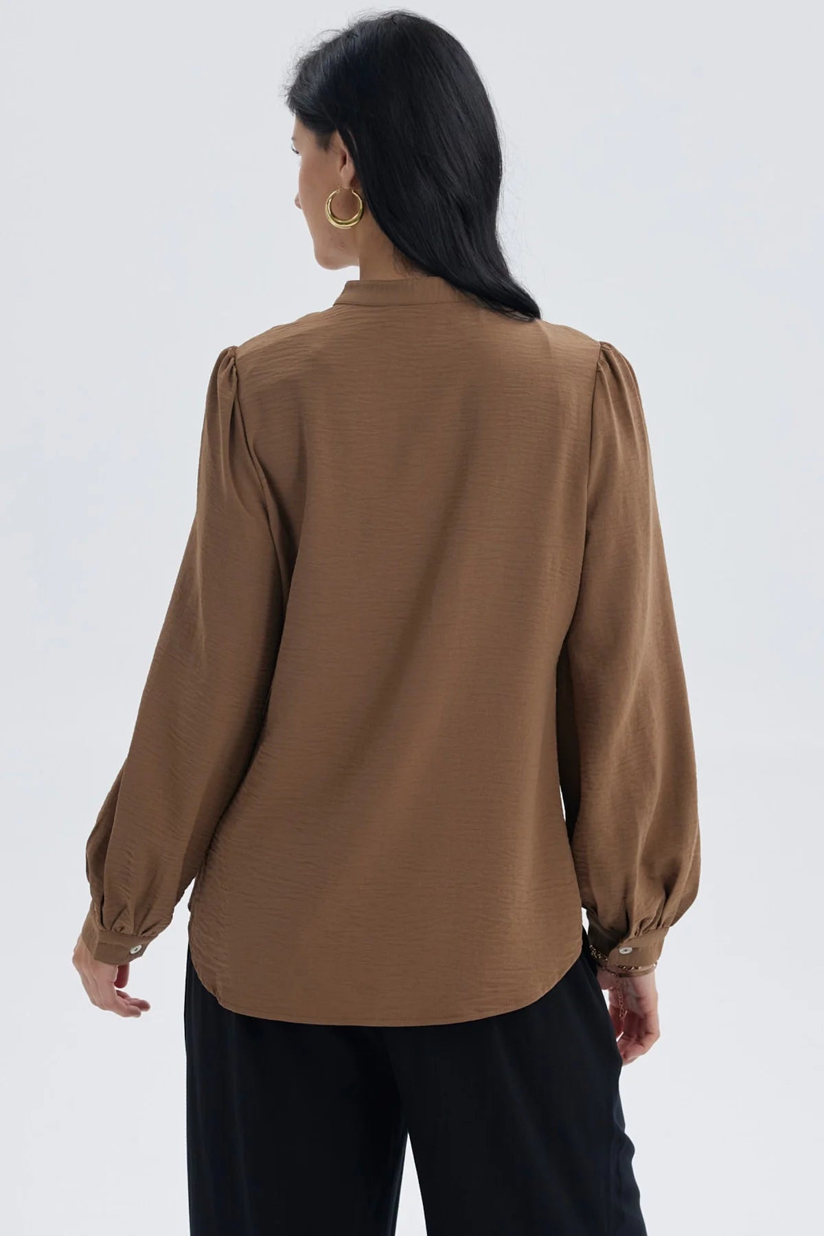 Blusa de mujer café claro con manga ancha y botones frontales