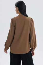 Blusa de mujer café claro con manga ancha y botones frontales