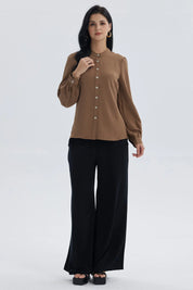 Blusa de mujer café claro con manga ancha y botones frontales