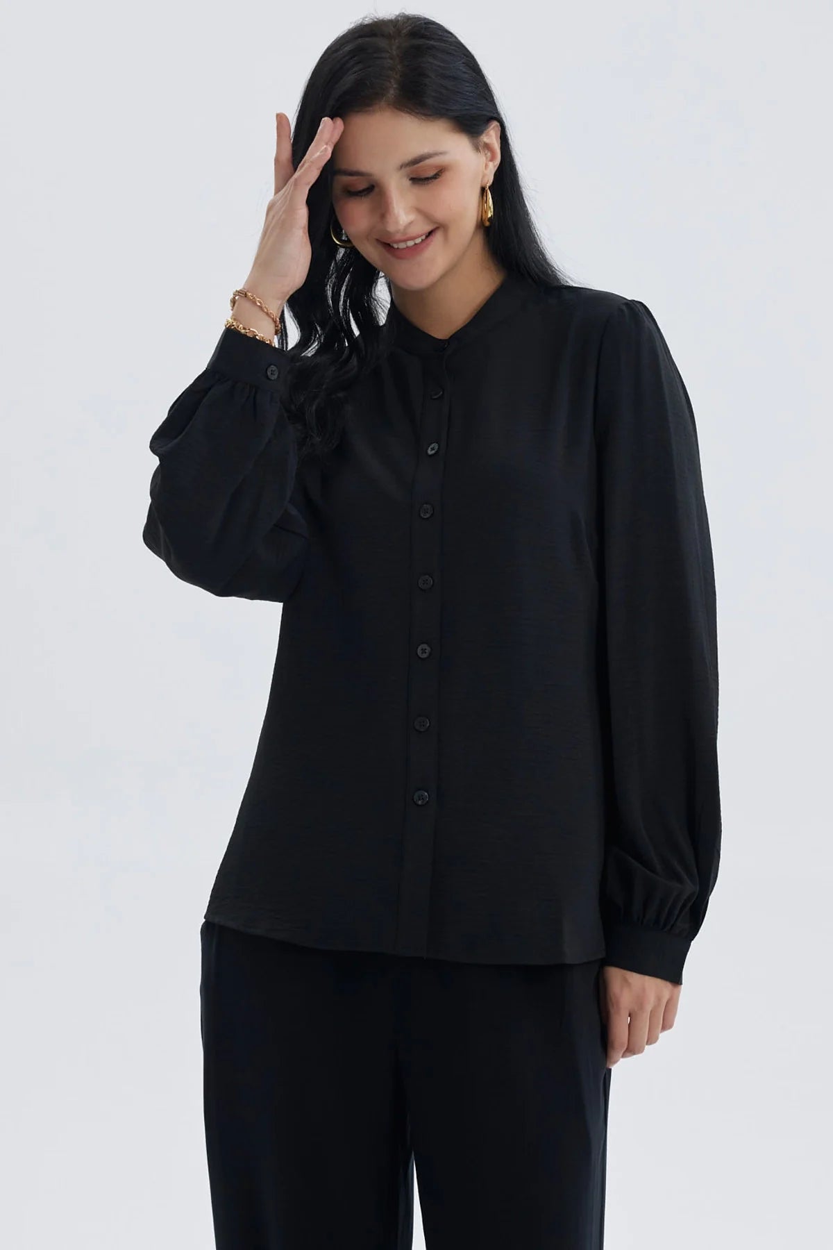 Blusa mujer negra con manga ancha y botones frontales estilo elegante