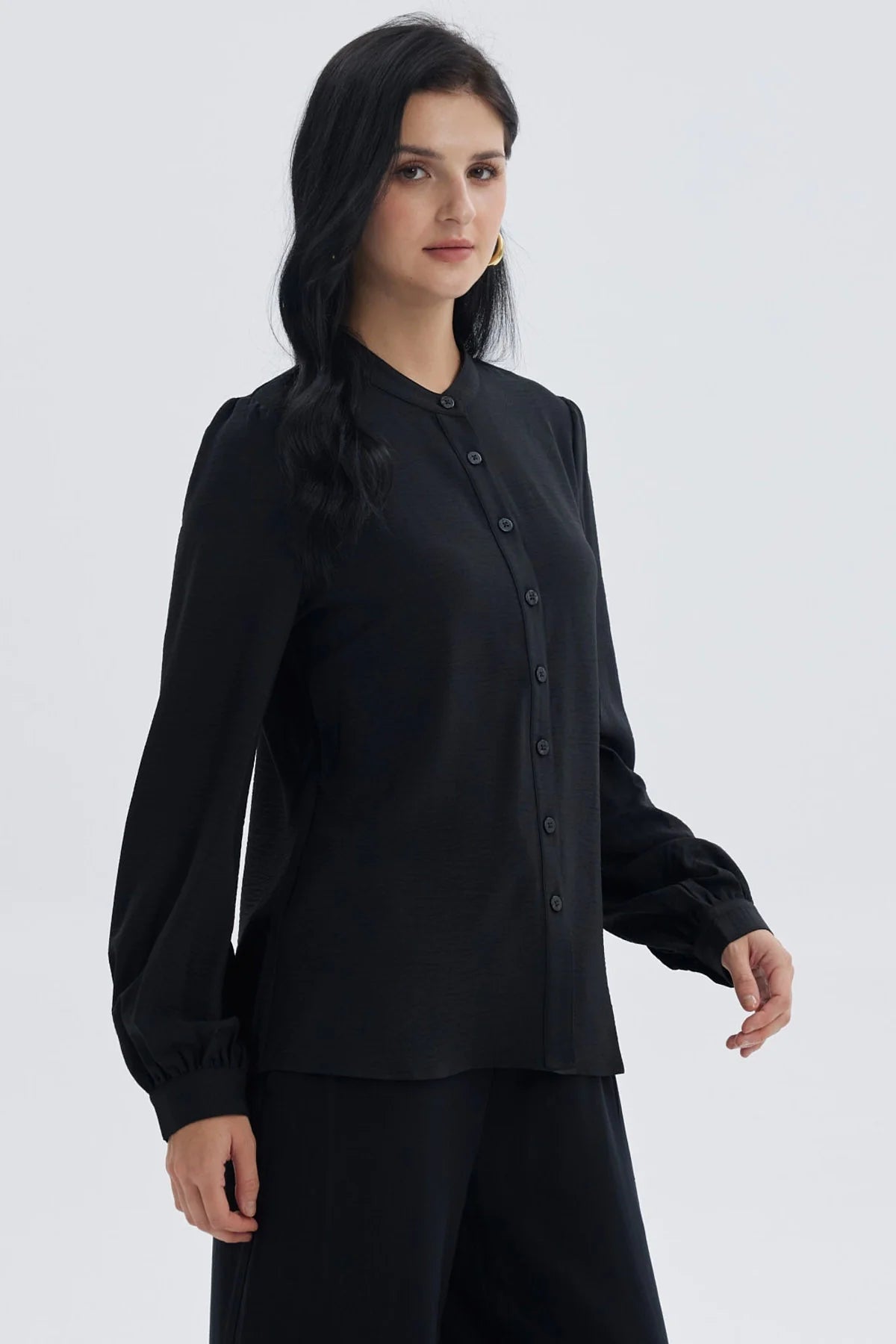 Blusa mujer negra con manga ancha y botones frontales estilo elegante