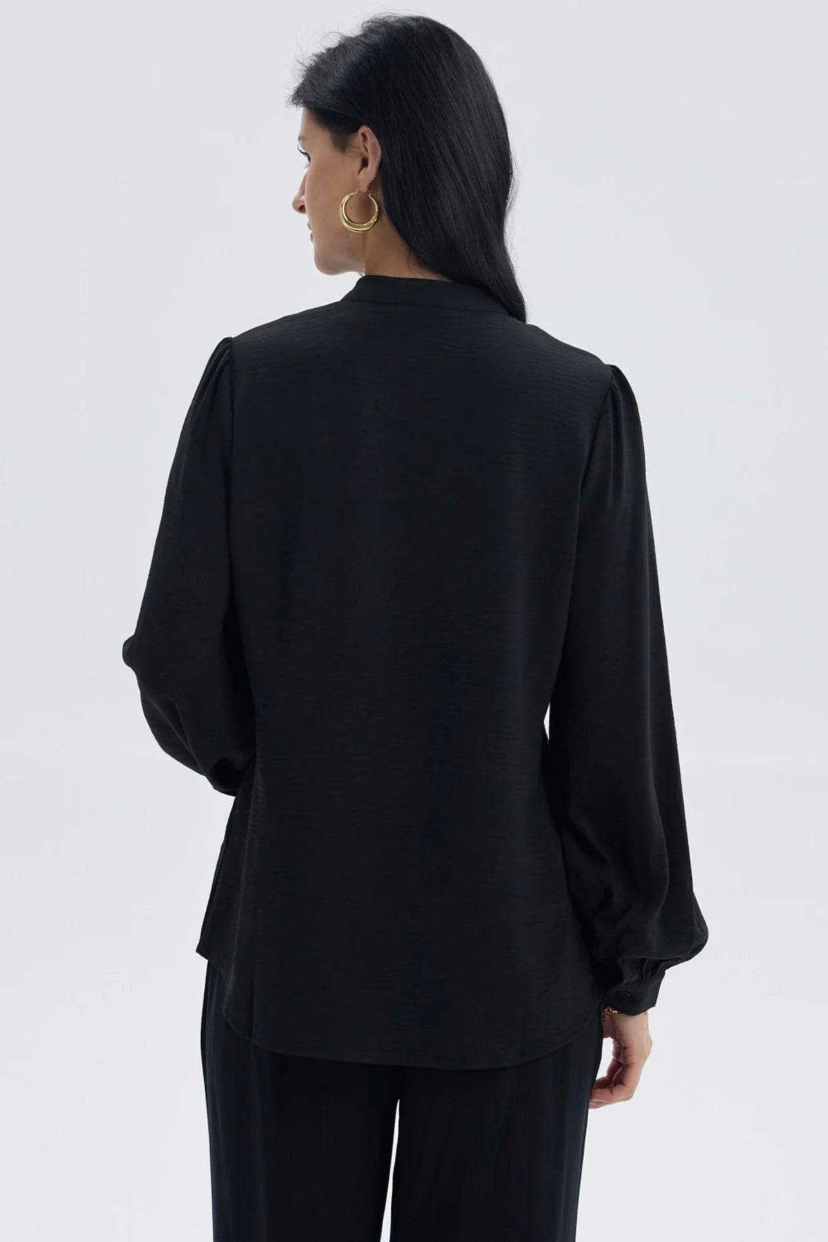 Blusa mujer negra con manga ancha y botones frontales estilo elegante