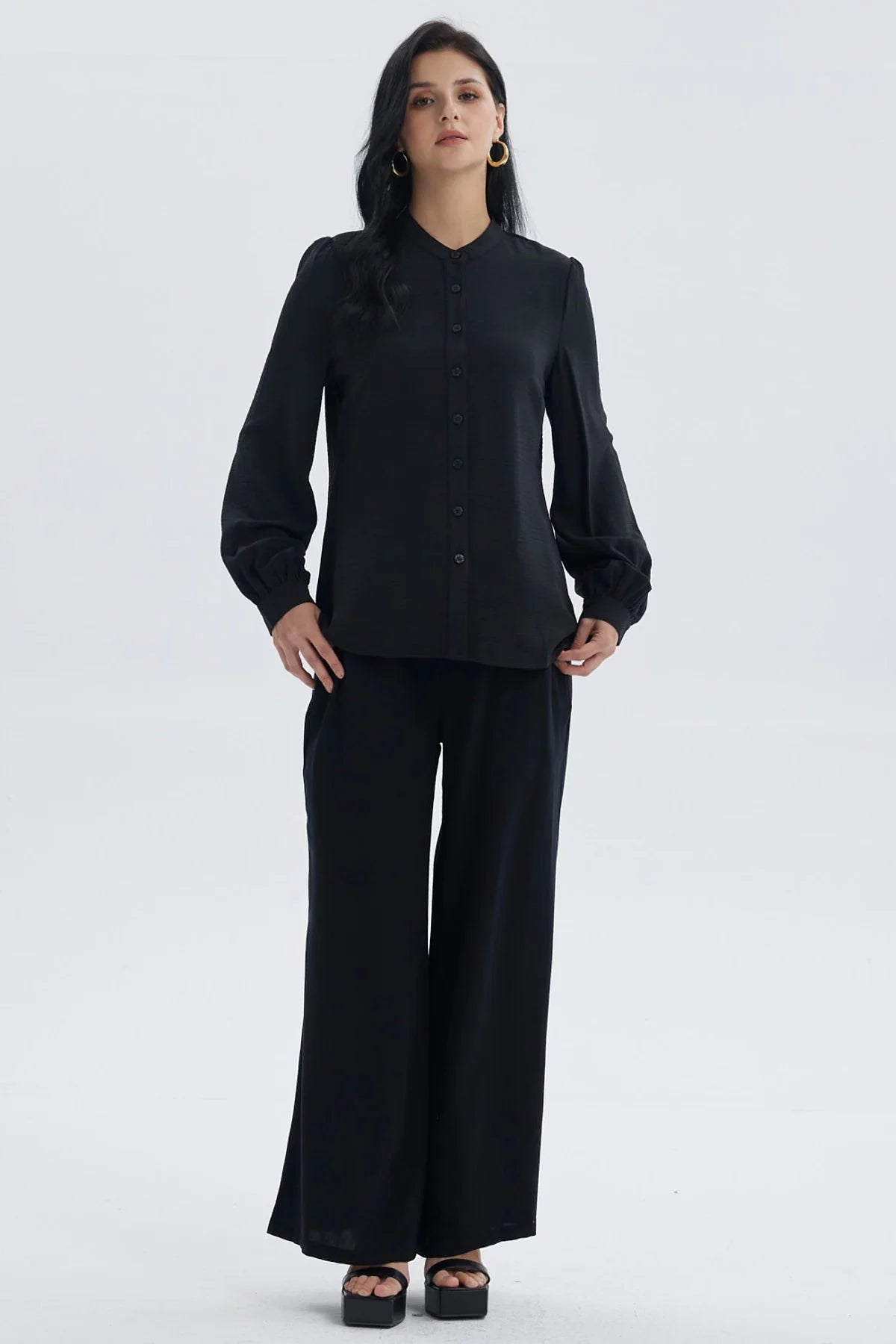 Blusa mujer negra con manga ancha y botones frontales estilo elegante