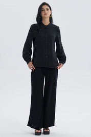 Blusa mujer negra con manga ancha y botones frontales estilo elegante
