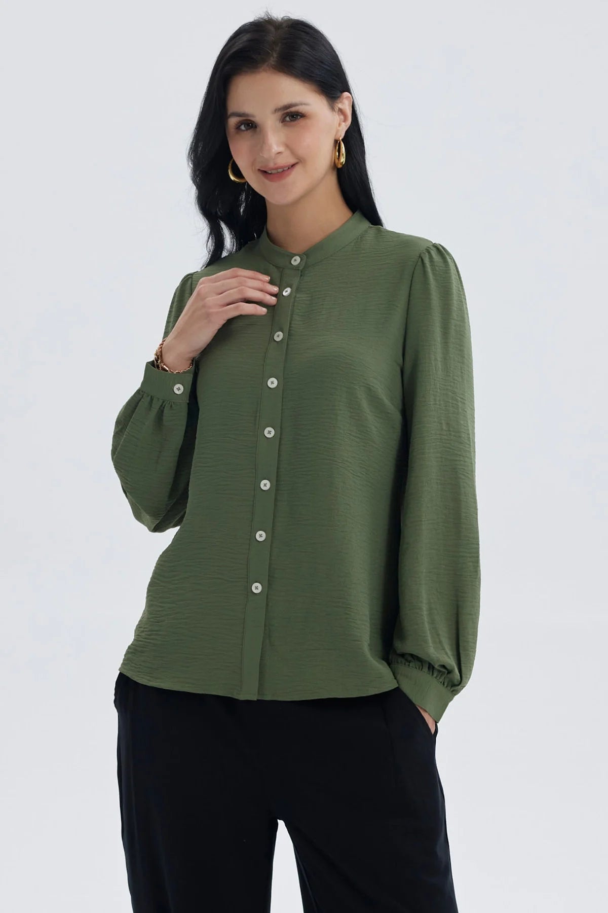 Blusa mujer verde musgo con manga ancha y botones frontales visibles