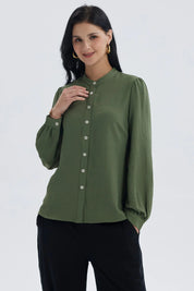 Blusa mujer verde musgo con manga ancha y botones frontales visibles