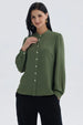 Blusa mujer verde musgo con manga ancha y botones frontales visibles
