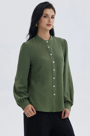 Blusa mujer verde musgo con manga ancha y botones frontales visibles