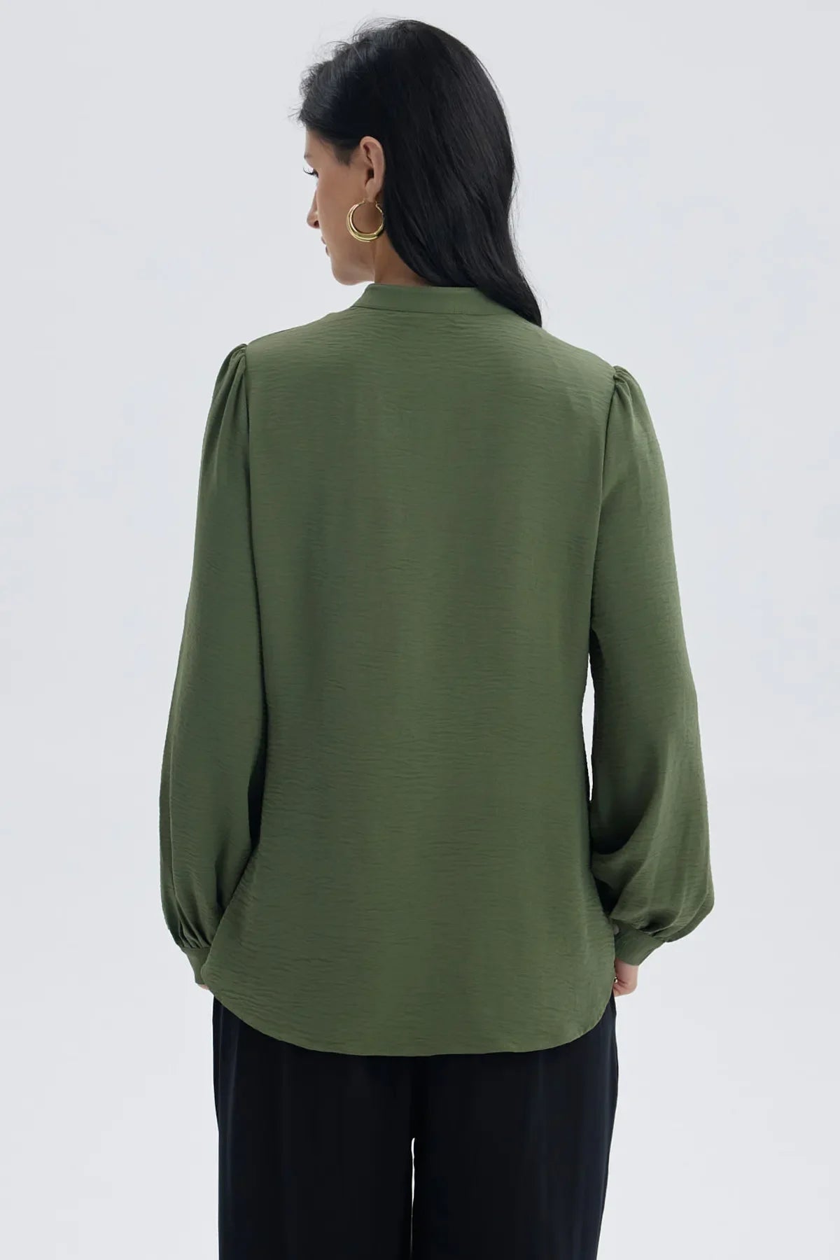 Blusa mujer verde musgo con manga ancha y botones frontales visibles