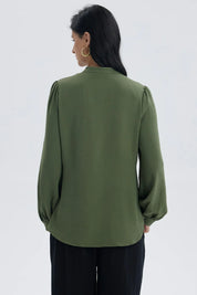 Blusa mujer verde musgo con manga ancha y botones frontales visibles