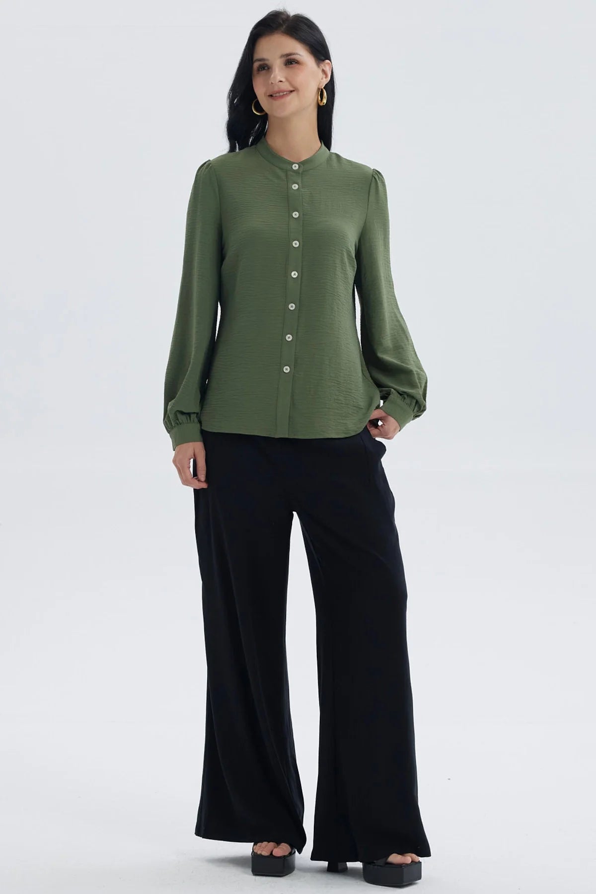Blusa mujer verde musgo con manga ancha y botones frontales visibles