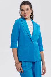 Blazer azul claro con solapa y mangas tres cuartos dobladas